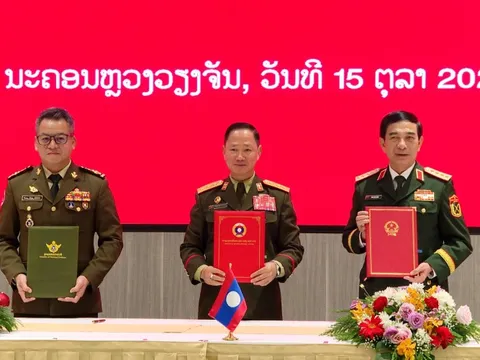 Bộ trưởng Quốc phòng Việt Nam, Lào, Campuchia gặp nhau, chứng kiến diễn tập chung