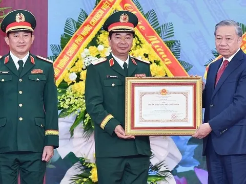 Tổng Bí thư Tô Lâm trao Huân chương Hồ Chí Minh cho lực lượng vũ trang Quân khu 1
