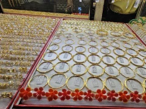 Giá vàng cao chót vót, người vay vàng, có kế hoạch cưới "khóc ròng"