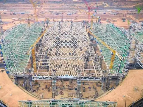 Động đất bất ngờ, vòm thép lớn nhất ASEAN nặng 5.300 tấn rung chuyển, 100 người Việt Nam hò reo vì tạo kỳ tích chưa từng có