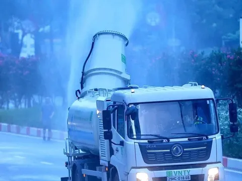 AI hỗ trợ dập bụi mịn, dọn rác thải trên đường phố Hà Nội