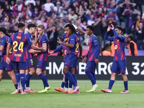 Cầu thủ Barcelona đứng yên và từ chối chơi 15 giây đầu tiên