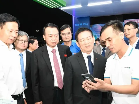 Phó Thủ tướng và các đại biểu tham quan nhiều gian hàng tại Ngày thẻ Việt Nam