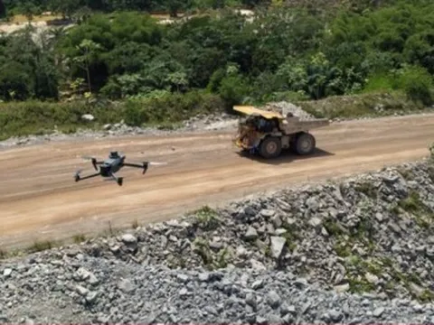 Dùng drone ngăn chặn khai thác vàng trái phép