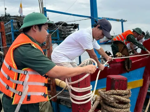 Bão số 12 gây mưa rất to, khuyến cáo người dân chuẩn bị lương thực vài ngày