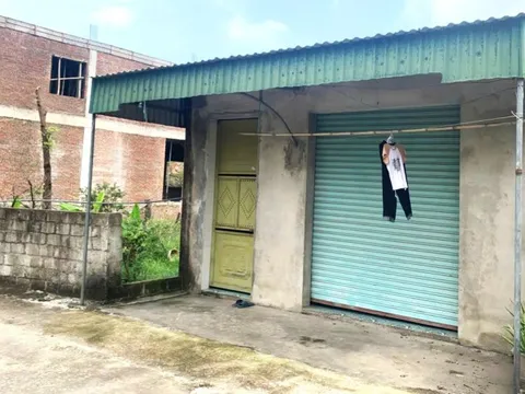Bàng hoàng bé gái lớp 5 bị cha dượng đánh rồi nhốt trong nhà