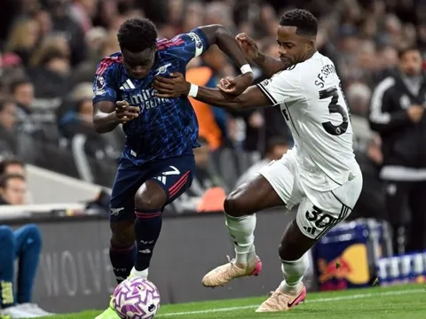 Arsenal hứng chịu chỉ trích dù dẫn đầu Ngoại hạng Anh