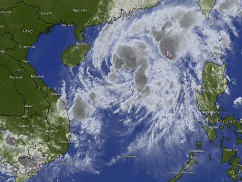Bão số 12 cách Hoàng Sa 330km, miền Trung mưa hết tháng 10