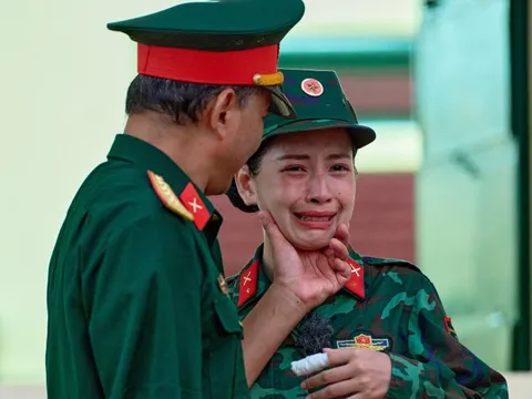 Chi Pu khóc òa ôm chầm lấy bố, khoe gia đình quân nhân trong Sao nhập ngũ