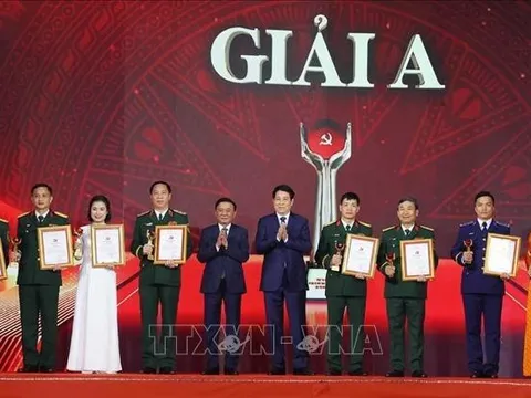Tổng Bí thư Đảng Cộng sản Thụy Sĩ nhận giải A cuộc thi bảo vệ nền tảng tư tưởng của Đảng