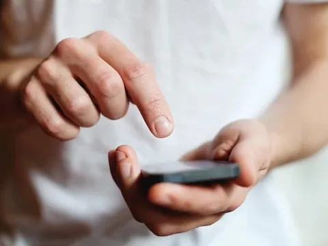 Vô tình lưu tấm hình sau vào điện thoại, người đàn ông mất trắng 350 triệu đồng