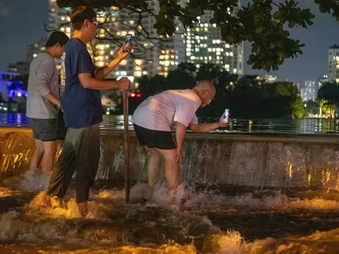 Triều cường TP.HCM hôm nay gần 1,8m, mạng đăng vỡ kè Bình Quới là thất thiệt