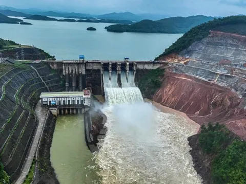 Huế mưa lớn diện rộng, 2 thủy điện lớn xả nước cấp tập