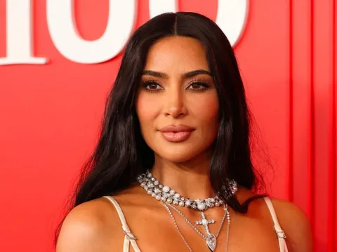 Kim Kardashian sắp hành nghề luật sư sau 3 lần thi trượt