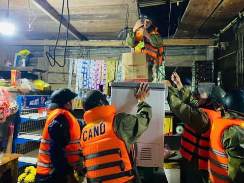 Các chiến sĩ công an Đà Nẵng căng mình giúp dân vùng sạt lở, mưa lũ