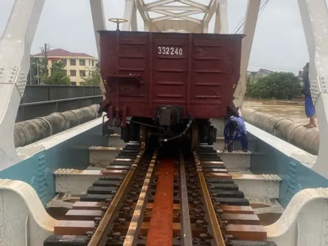 Nước lũ lại dâng, đưa 2 đoàn tàu chở đá 1.100 tấn chống trôi cầu đường sắt trăm tuổi