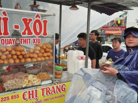 Mưa vừa tạnh, người dân Huế đổ xô đi mua thuốc, bánh mì