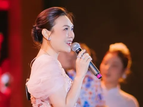 Khán giả tranh luận: Mỹ Tâm hát Nhớ mùa thu Hà Nội có hay bằng Hồng Nhung?