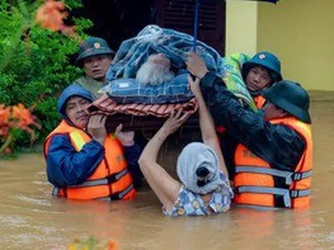 Mưa lũ tại miền Trung: 22 người chết và mất tích, hơn 128.000 ngôi nhà vẫn ngập sâu