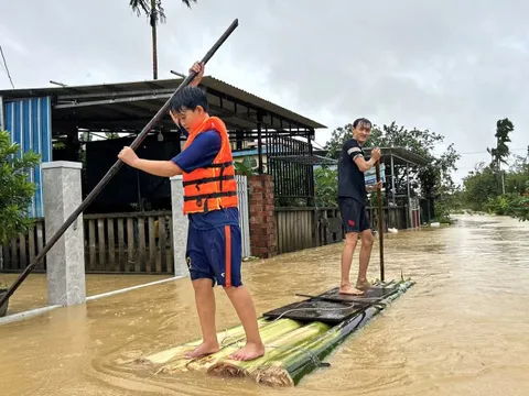 Xã ven sông Thu Bồn ngập 95%, bè chuối thành thuyền vượt lũ của dân