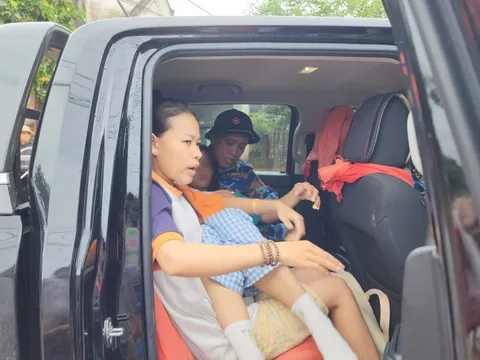 Hải quân đưa bệnh nhân mắc kẹt trong vùng ngập ở Đà Nẵng đi cấp cứu