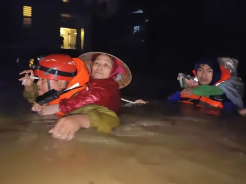 Miền Trung còn mưa lớn phức tạp, Thủ tướng yêu cầu chủ động sơ tán dân đến nơi an toàn