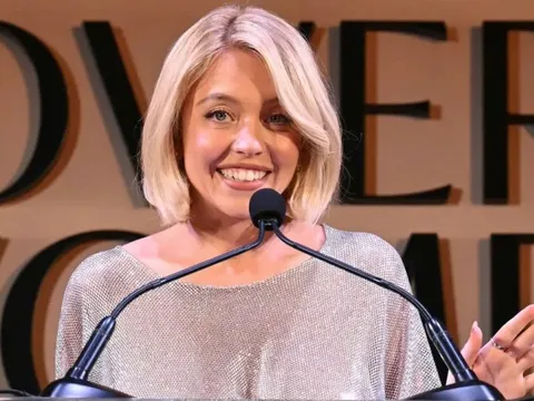Sydney Sweeney bị chỉ trích vì diện váy xuyên thấu tại sự kiện tôn vinh phụ nữ