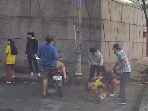 Xác minh clip hai nhóm học sinh ở TP.HCM ẩu đả trên đường, một em bị đánh đến co giật