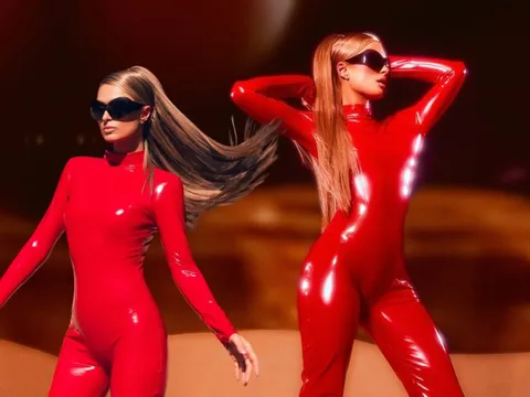 Paris Hilton khuấy động mùa Halloween