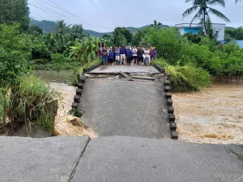 Quảng Ngãi mưa lớn, lũ lên: Một cây cầu bị sập, người đi xe máy rơi xuống sông