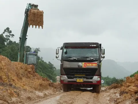 Cao tốc La Sơn - Hòa Liên vẫn chưa thông: Nhiều chỗ sạt lở, nứt mặt đường nguy hiểm