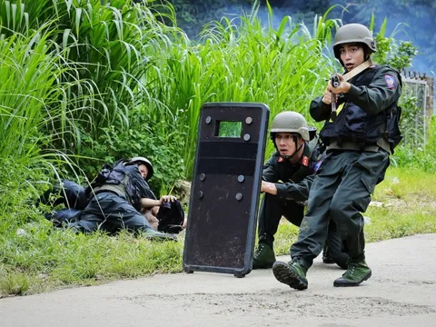 MONO tự tin đá văng lựu đạn trong Chiến sĩ quả cảm