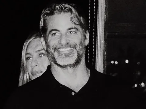 Jennifer Aniston công khai bạn trai Jim Curtis