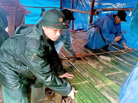 Bộ đội dựng chòi tre giúp người dân tá túc giữa rừng tránh sạt lở