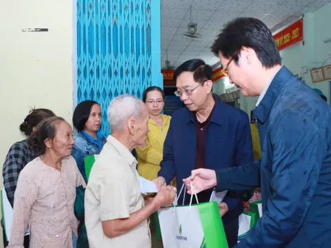 Nước chưa rút, người của ngành dầu khí lên đường hỗ trợ đồng bào miền Trung