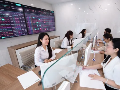 VN-Index hướng tới kỷ lục 2.000 điểm, thời cơ làm giàu thực sự từ chứng khoán?