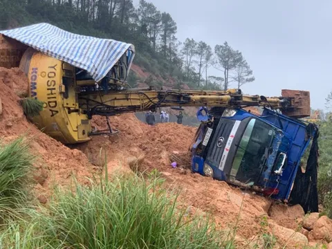 Hiện trường sạt lở núi ở đường ven biển, hai công nhân bị thương