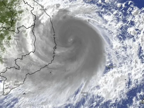Hoàn lưu bão Kalmaegi quét tới Nam Bộ, TP.HCM, trời tối dần, dự báo mưa to