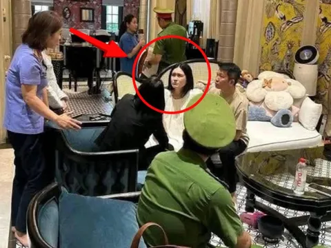 Đoàn Di Băng mếu máo, nắm chặt tay Nguyễn Quốc Vũ khicông an khám nhà, bắt tạm giam