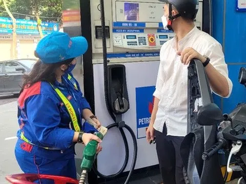 Giá xăng giảm nhẹ sau lần tăng mạnh
