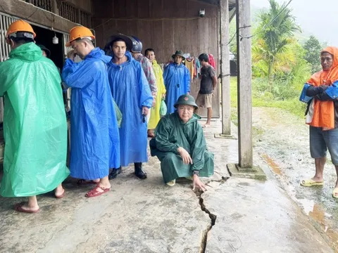 Chống bão Kalmaegi: Miền núi xuất hiện vết nứt dài, sơ tán dân khẩn cấp, vùng biển chằng nhà cửa