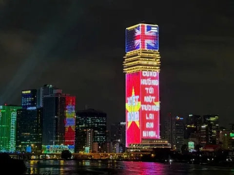 Tỏa sáng rực rỡ quốc kỳ trong tuần lễ hữu nghị Việt - Anh tại tòa tháp Saigon Marina IFC