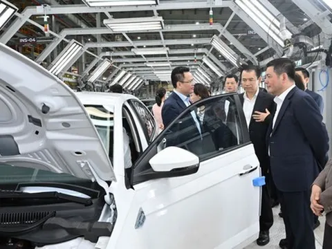 Đón Bộ trưởng Lào, nhà máy ô tô công suất 120.000 xe/năm tuyên bố lấn sân sang xe điện và muốn xuất khẩu sang Lào