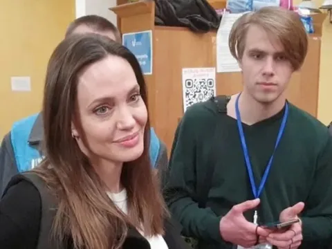 Angelina Jolie thăm Ukraine, tài xế riêng của cô bất ngờ bị bắt nhập ngũ