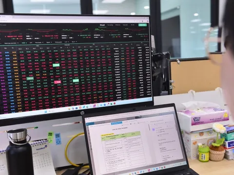 Chứng khoán mất 44 điểm, VN-Index thủng mốc 1.600 cuối phiên