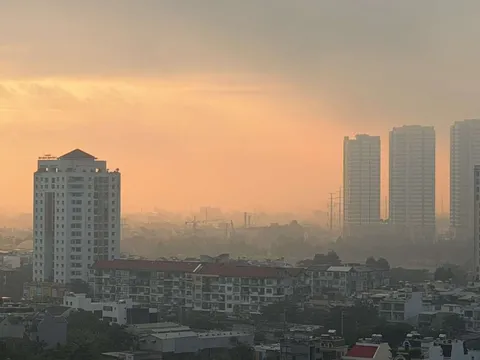 Sáng nay TP.HCM trời mù nhẹ, mát mẻ như đang giao mùa