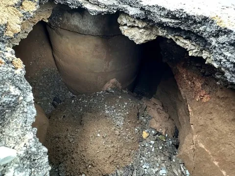 'Hố tử thần' sâu hơn 2m xuất hiện trên đường mới được trải nhựa