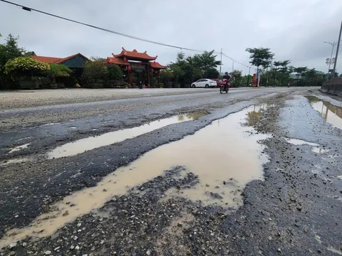 Quốc lộ 1 qua Huế chi chít ổ voi, ổ gà sau mưa lũ