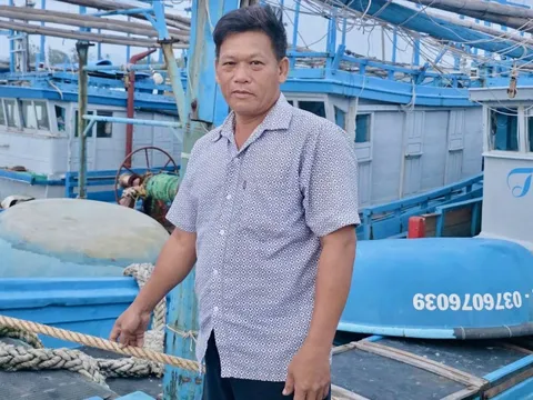 Tàu cá gãy láp, trôi trên biển, thuyền trưởng vẫn cố cứu 2 ngư dân bị sóng dữ cuốn