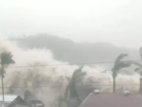 Thời tiết hôm nay 12-11: Bão Phượng Hoàng ra khỏi Biển Đông, đất liền nắng ráo